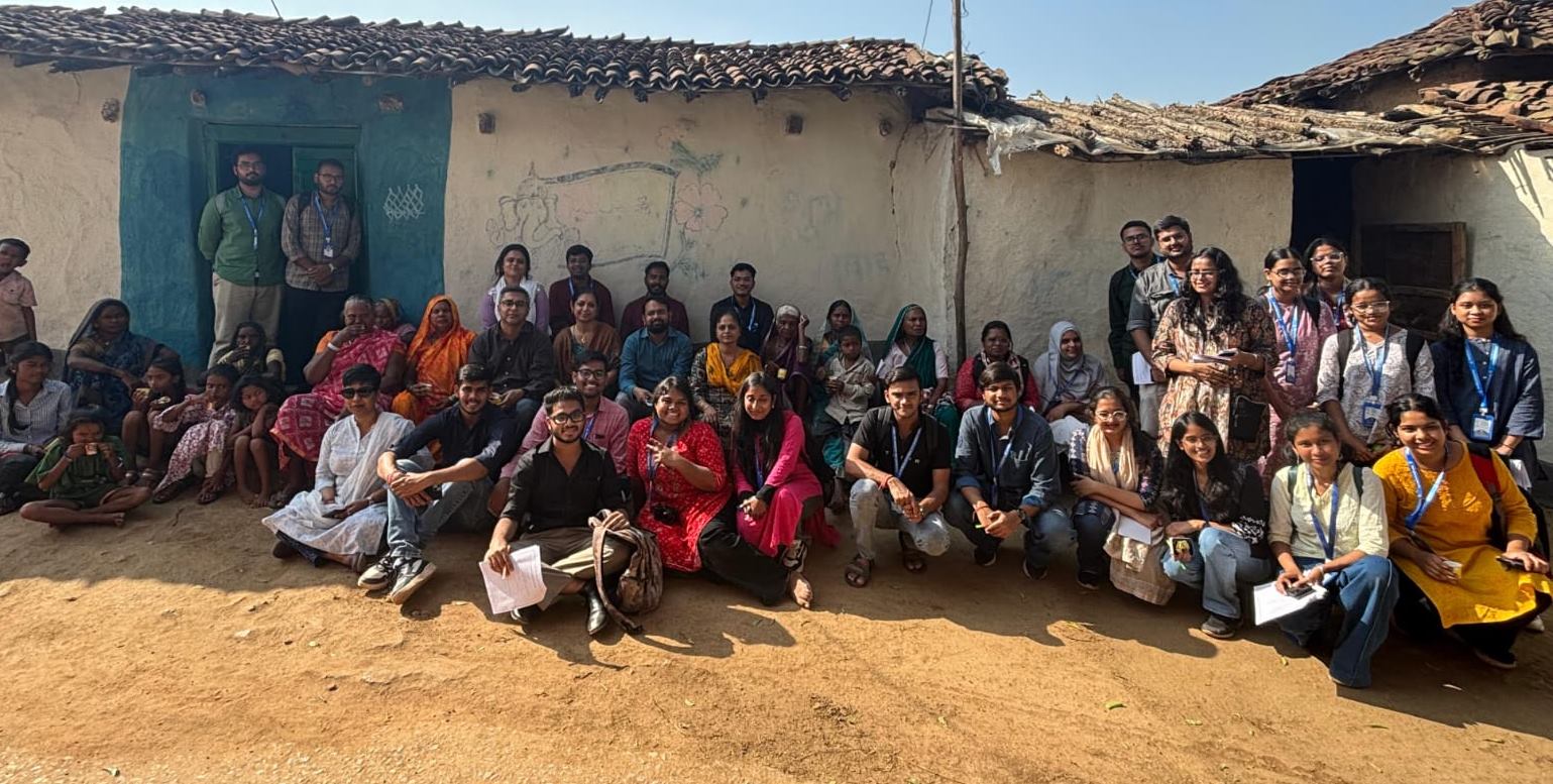 एचएनएलयू के छात्रों ने ग्राम बोरीड में लगाई विधिक जागरूकता कार्यशाला