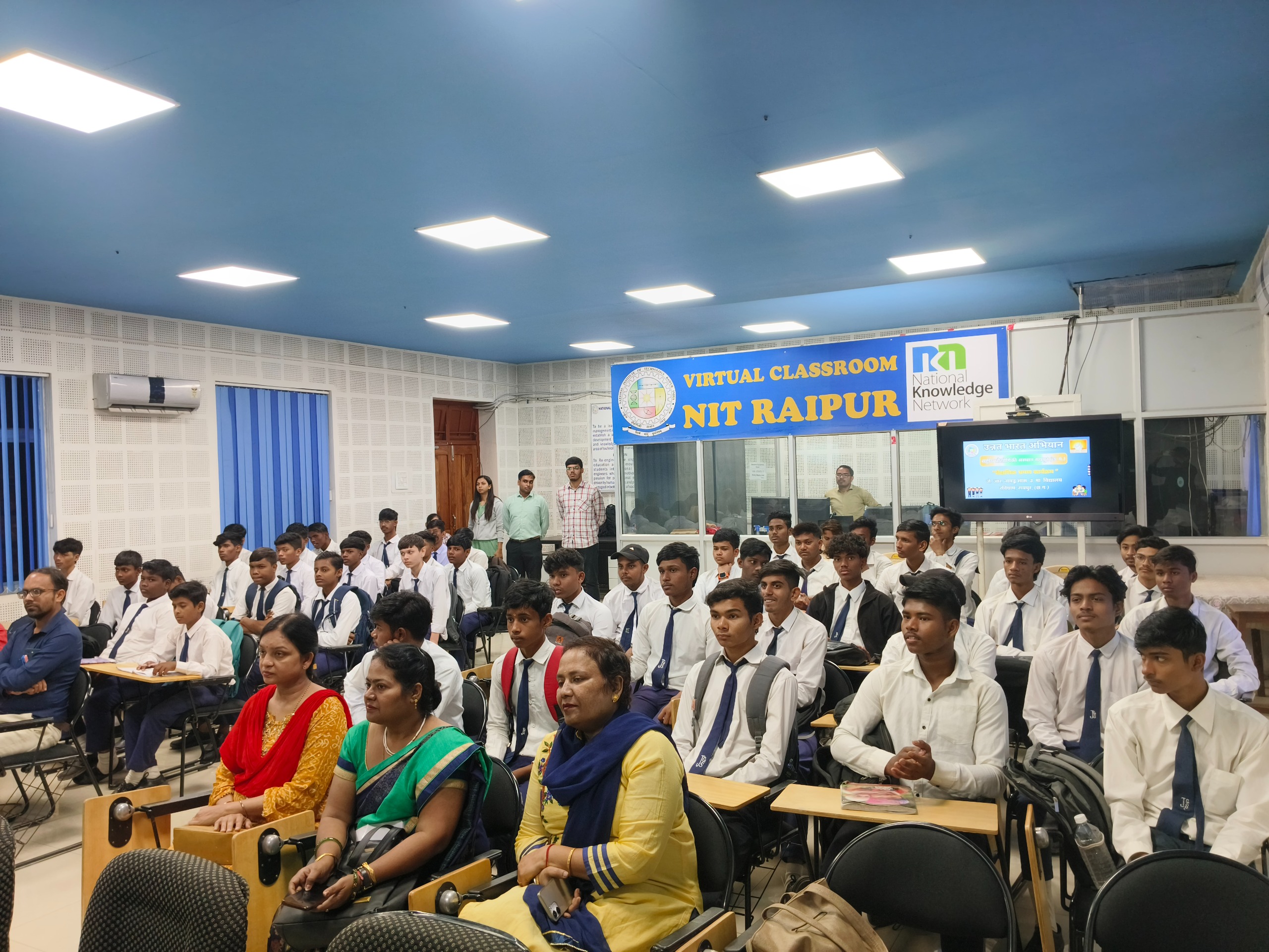 जेआर नायडू स्कूल के बच्चों ने किया एनआईटी रायपुर का भ्रमण