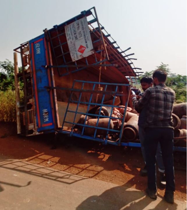 सिलेंडर से भरा ट्रक पलटा, मची अफरा तफरी 