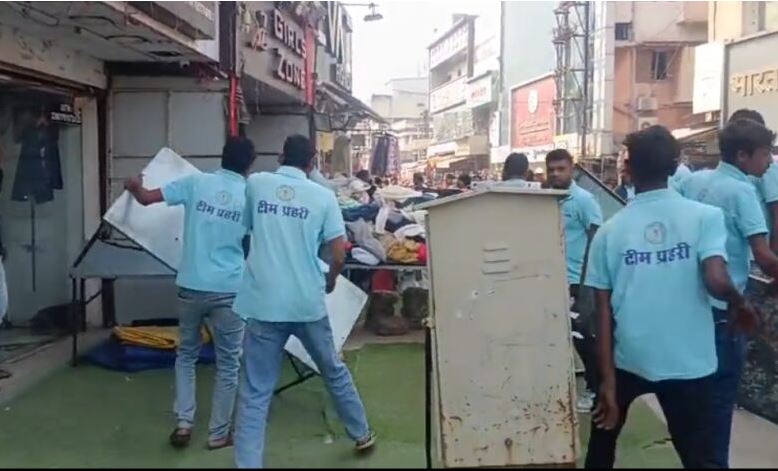 शास्त्री बाजार में अवैध अतिक्रमण पर निगम की कार्यवाई