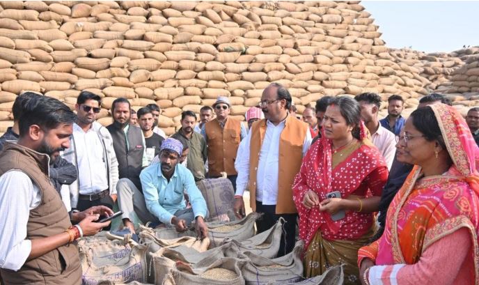 मंत्री लक्ष्मी राजवाड़े ने भटगांव विधानसभा के शिवप्रसाद नगर धान खरीदी केंद्र का किया निरीक्षण