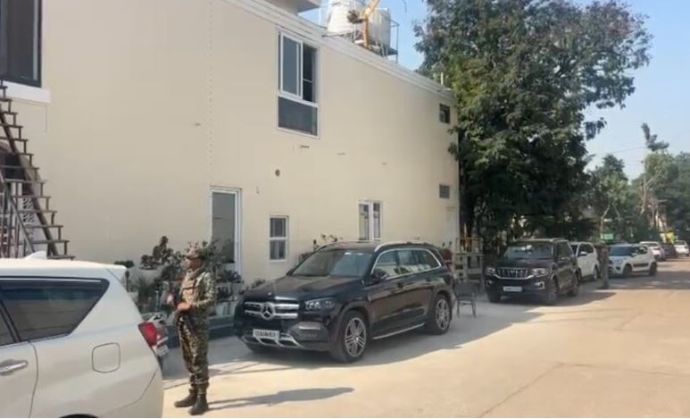 50 से ज़्यादा ठिकानों पर आयकर विभाग की छापेमारी