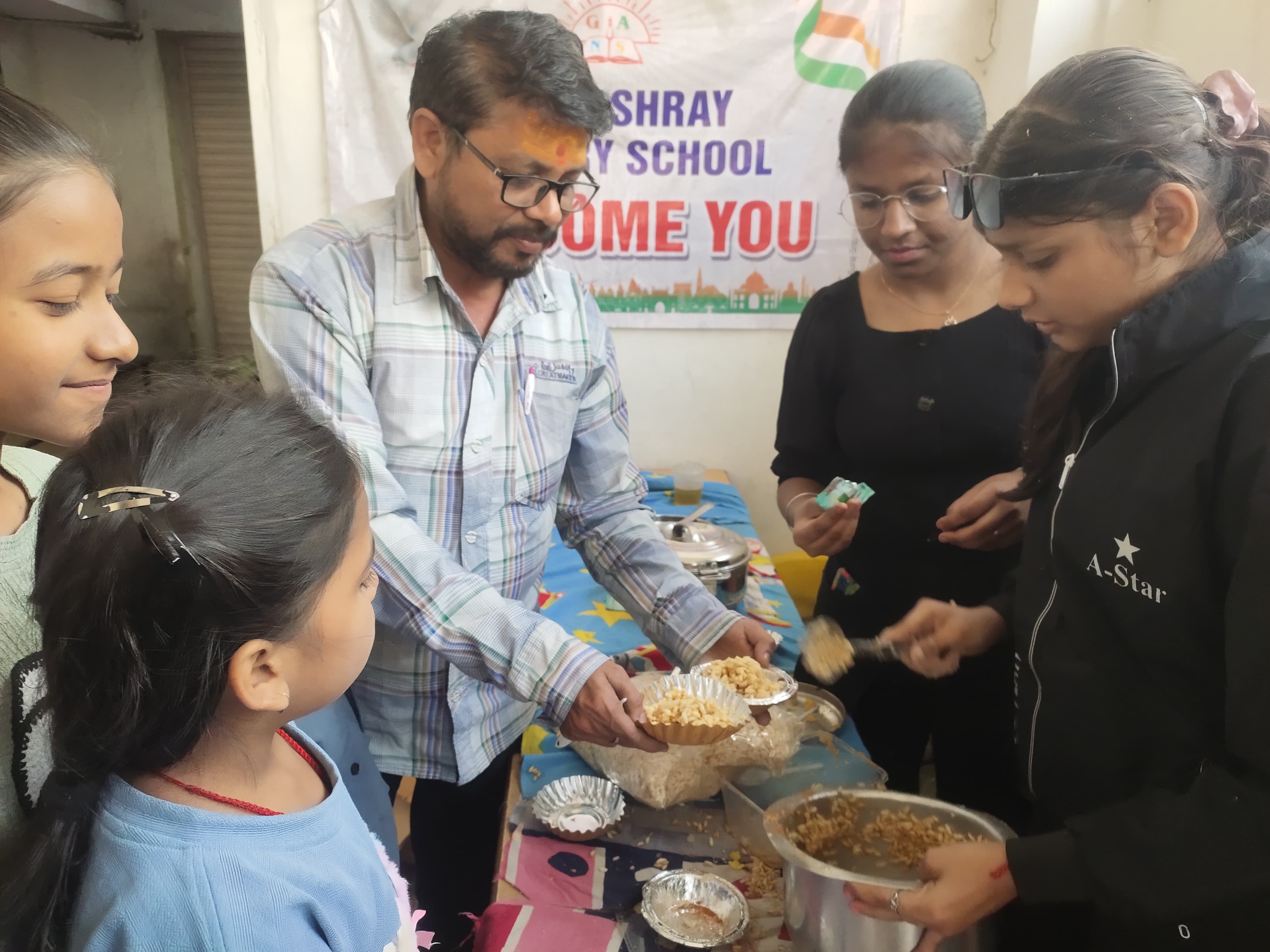 आनंद मेला: ज्ञानाश्रय नर्सरी स्कूल में छात्रों के स्टॉल से महका परिसर