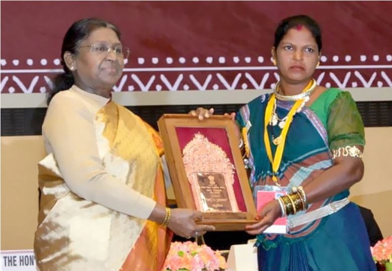 छत्तीसगढ़ की धातुकला को राष्ट्रीय पहचान: ढोकरा&ndash;बेलमेटल शिल्पकार हीराबाई को राष्ट्रीय हस्तशिल्प पुरस्कार, CM ने दी बधाई
