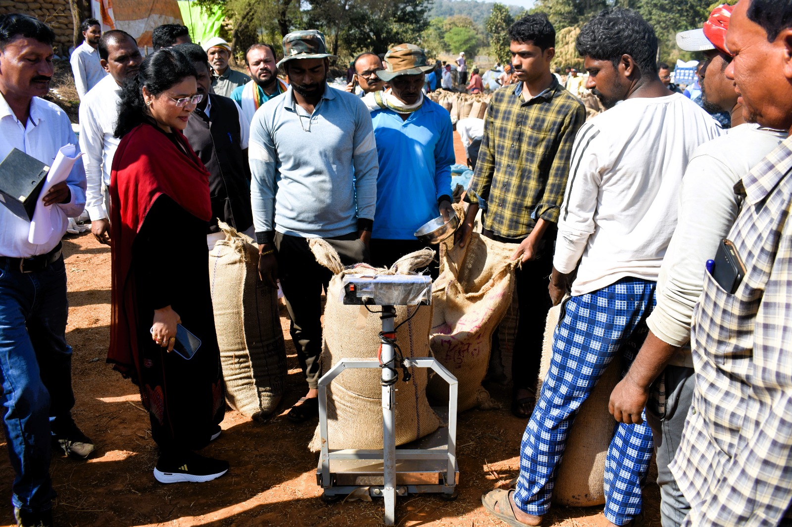 धान खरीदी केंद्रों का कलेक्टर ने किया आकस्मिक निरीक्षण
