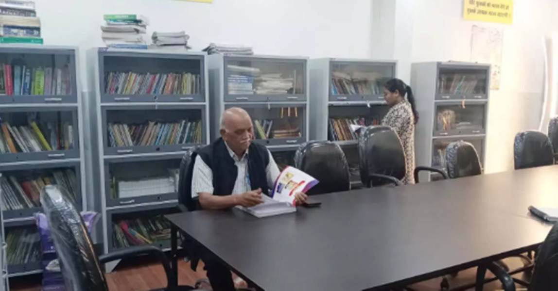 72  की उम्र में समाज सेवी की बने मिसाल... 50 लाख खर्च कर खोल दी ई-लाइब्रेरी