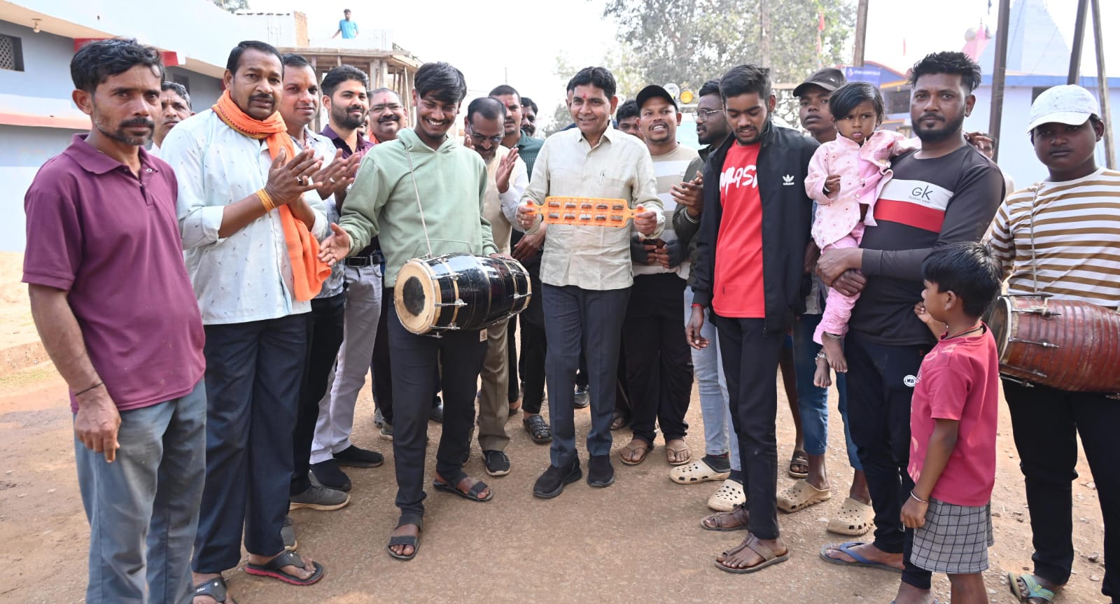 छेरछेरा तिहार: घर-घर अन्न दान लेकर मंत्री टंकराम ने निभाई छेरछेरा की परम्परा