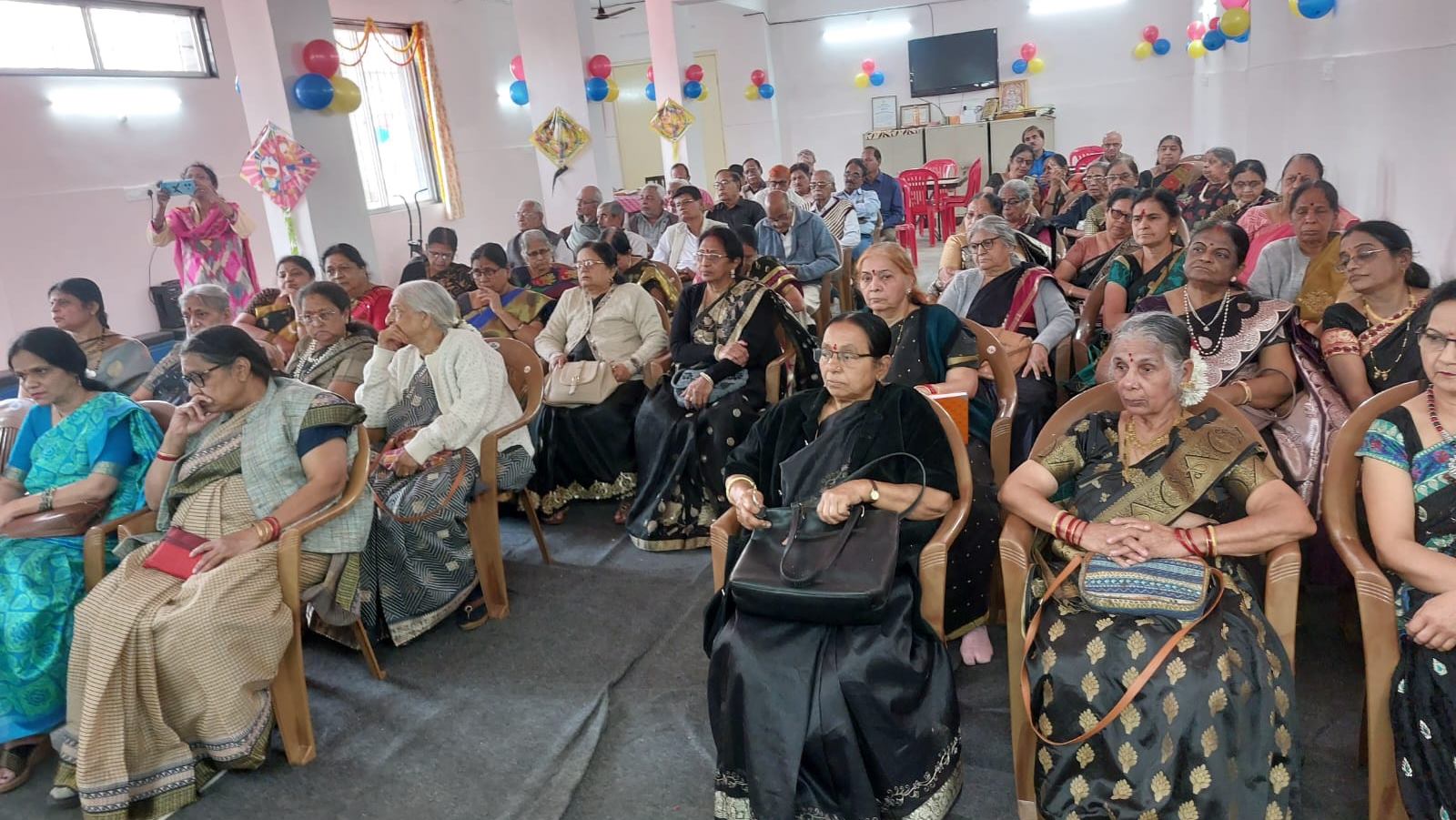 सियान गुड़ी में जुटा &lsquo;सहयोग&rsquo;&hellip;. लेमन ग्रास के पौधों का किया रोपण