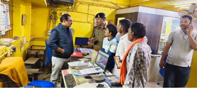 बैंकों में बढ़ती भीड़ को लेकर आरंग थाना प्रभारी ने बैंकों में सुरक्षा का लिया जायजा, थाना प्रभारी हरीश साहू ने बैंकों में किसानों से संवाद कर दिए आवश्यक सुझाव