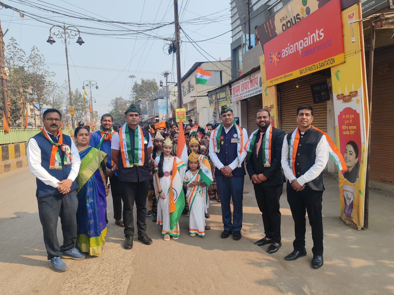 ज्ञानाश्रय स्कूल के बच्चों ने राजपथ के तर्ज पर निकाली सांस्कृतिक वेशभूषा में रैली