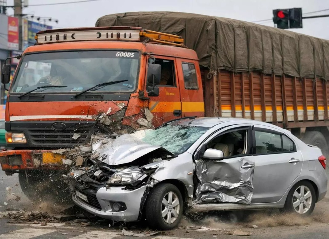 टाटीबंध चौक पर तेज रफ्तार ट्रक ने कार को मारी टक्कर, बलेनो वाहन क्षतिग्रस्त