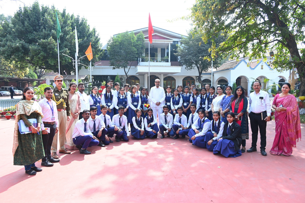  स्कूल के विद्यार्थियों ने देखा लोकभवन 