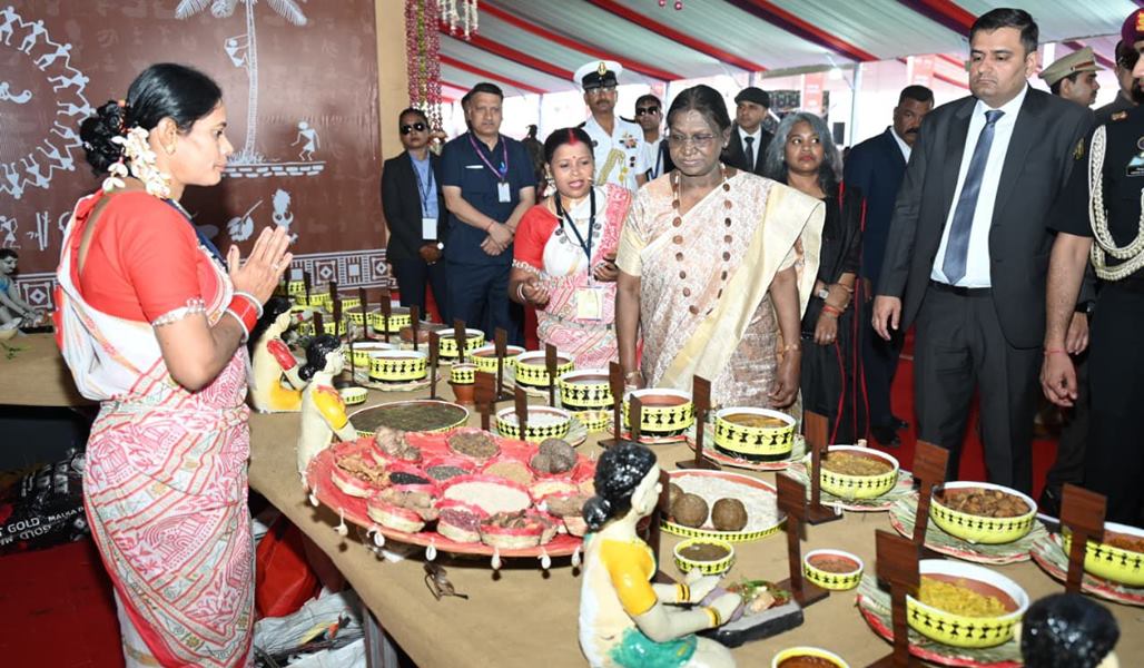 जनजातीय परंपराओं और संस्कृति पर आधारित भव्य प्रदर्शनी का राष्ट्रपति द्रौपदी मुर्मु ने किया अवलोकन