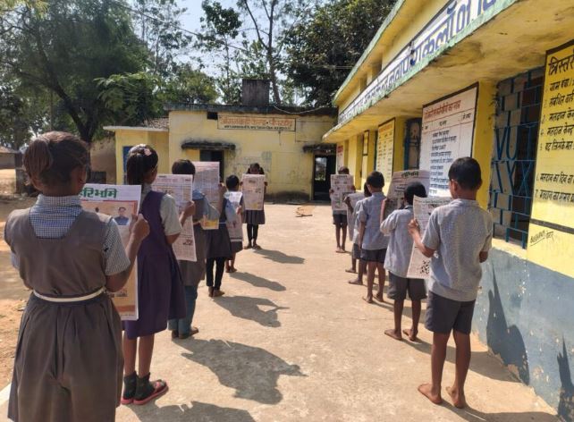 स्कूलों के प्रार्थना सभा में गूंजेंगी अखबार की सुर्खियां, विद्यार्थियों की दिनचर्या में शामिल हुआ अखबार वाचन