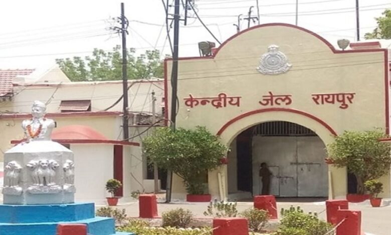 रायपुर सेंट्रल जेल से पेशी पर आए दो विचाराधीन कैदी कोर्ट परिसर से फरार