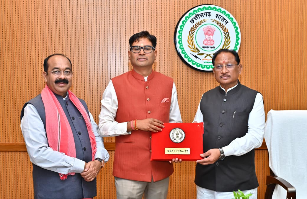 मुख्यमंत्री से आज विधानसभा परिसर स्थित उनके कक्ष में वित्त मंत्री ओपी चौधरी ने वित्तीय वर्ष 2026-27 का बजट प्रस्तुत करने से पूर्व मुलाकात की