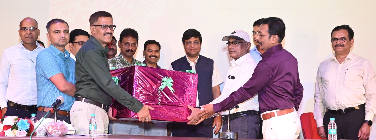 जनसंपर्क विभाग के अपर संचालक दरियो को सेवानिवृत्ति पर दी गई विदाई