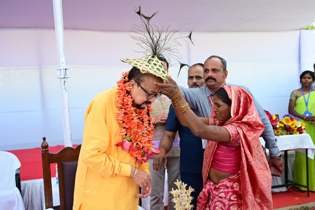 राज्यपाल रमेन डेका ने बैगा-बिरहोर आदिवासियों की संस्कृति को सहेजने की दी सीख