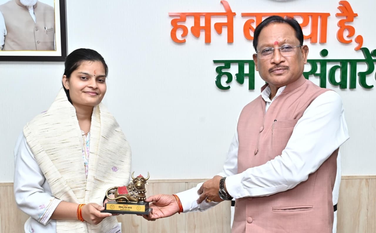 यूपीएससी सिविल सेवा परीक्षा में 35वीं रैंक प्राप्त करने वाली वैभवी अग्रवाल को मुख्यमंत्री ने दी बधाई