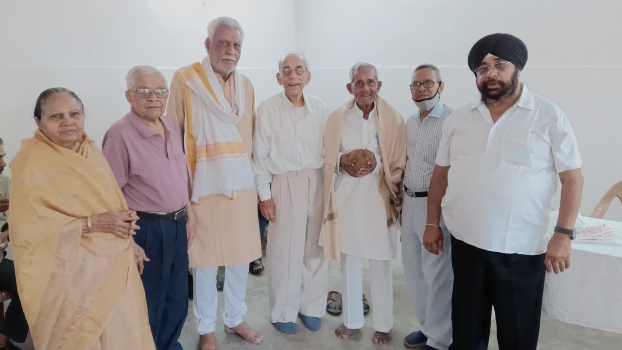 दुर्गा कालेज के रिटायर प्रोफेसरों ने सियान गुड़ी में बिताया दिन