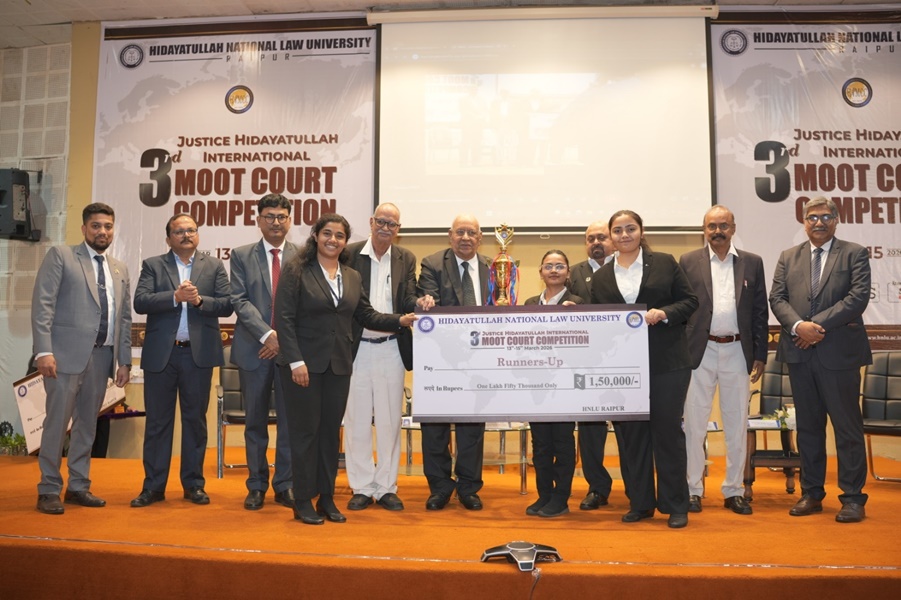 इंस्टीट्यूट ऑफ लॉ, निरमा यूनिवर्सिटी ने जीती 3rd जस्टिस हिदायतुल्लाह इंटरनेशनल मूट कोर्ट प्रतियोगिता की ट्रॉफी