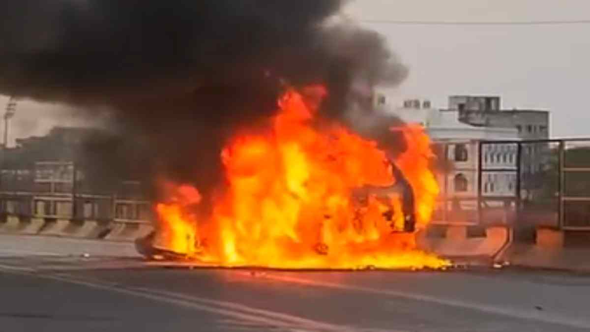 ओवरब्रिज पर चलती कार बनी आग का गोला, चालक ने कूदकर बचाई अपनी जान
