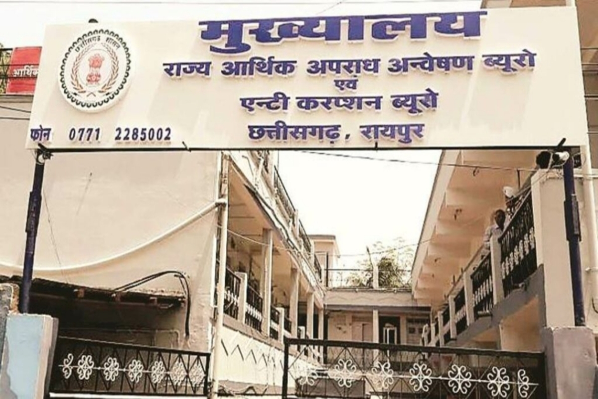 आरटीओ दफ्तर में एसीबी ने मारा छापा.... 14 हजार घूस लेते कर्मचारी गिरफ्तार