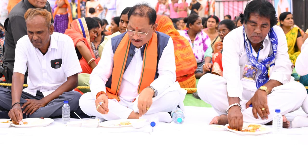 संविधान के मूल्यों को जन-जन तक पहुंचाने का संकल्प: समरसता भोज में शामिल हुए मुख्यमंत्री