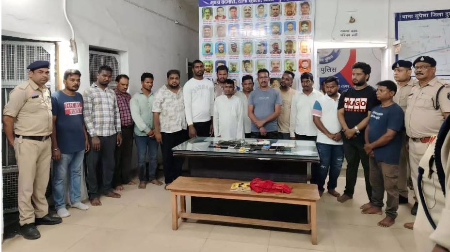 रेलवे स्टेशन के पास जुआ खेलते 15 जुआरी गिरफ्तार