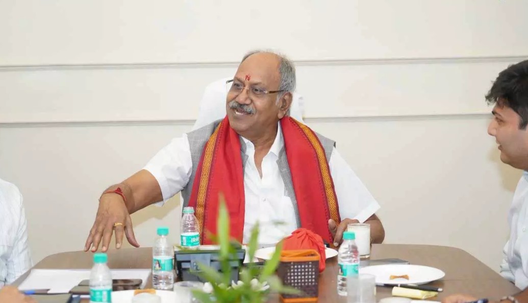 यातायात व्यवस्था को सुधारने और विकास कार्यों को गति देने सांसद बृजमोहन अग्रवाल ने ली उच्च स्तरीय बैठक