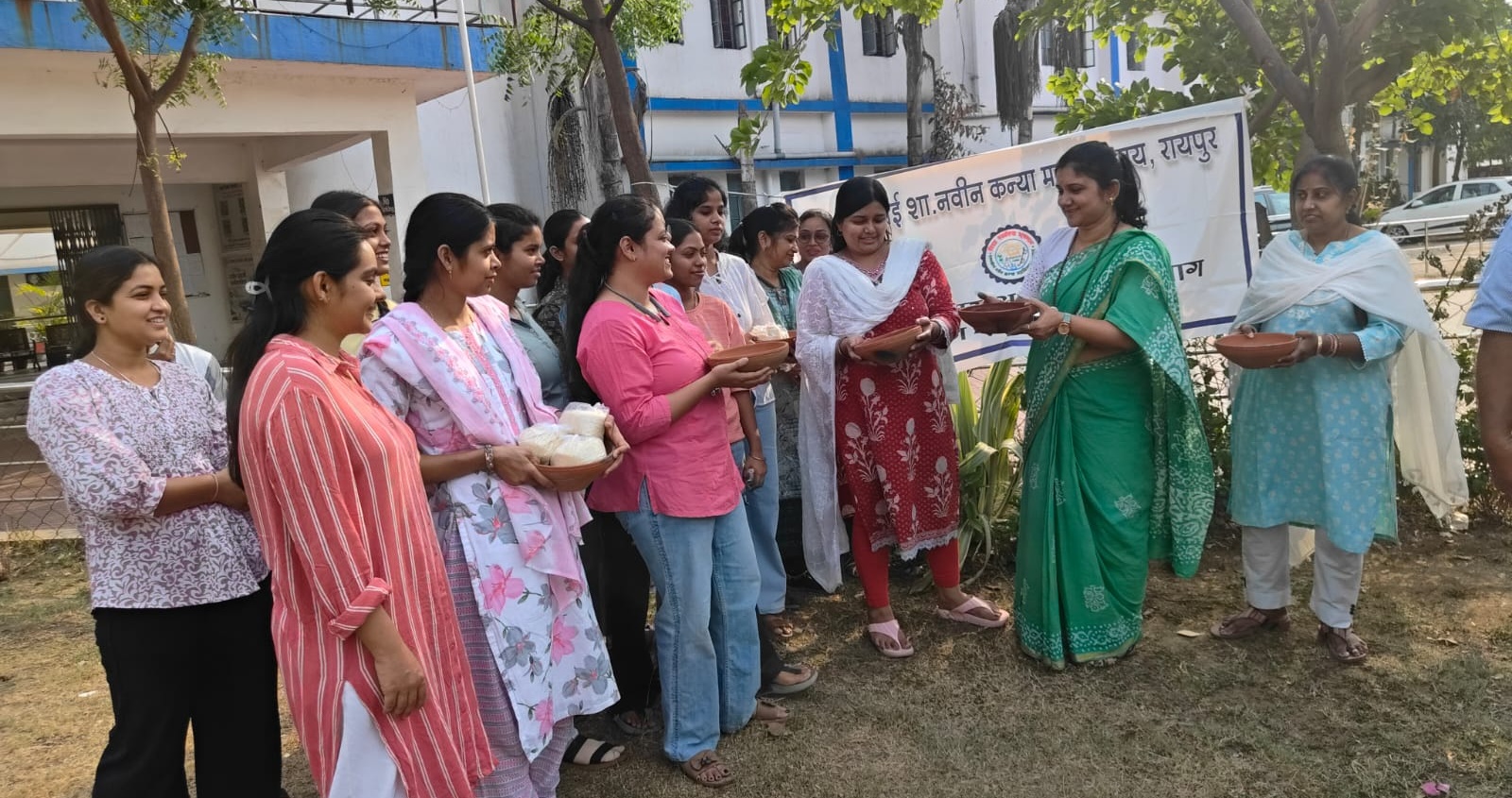 पक्षियों के लिए दाने पानी की व्यवस्था