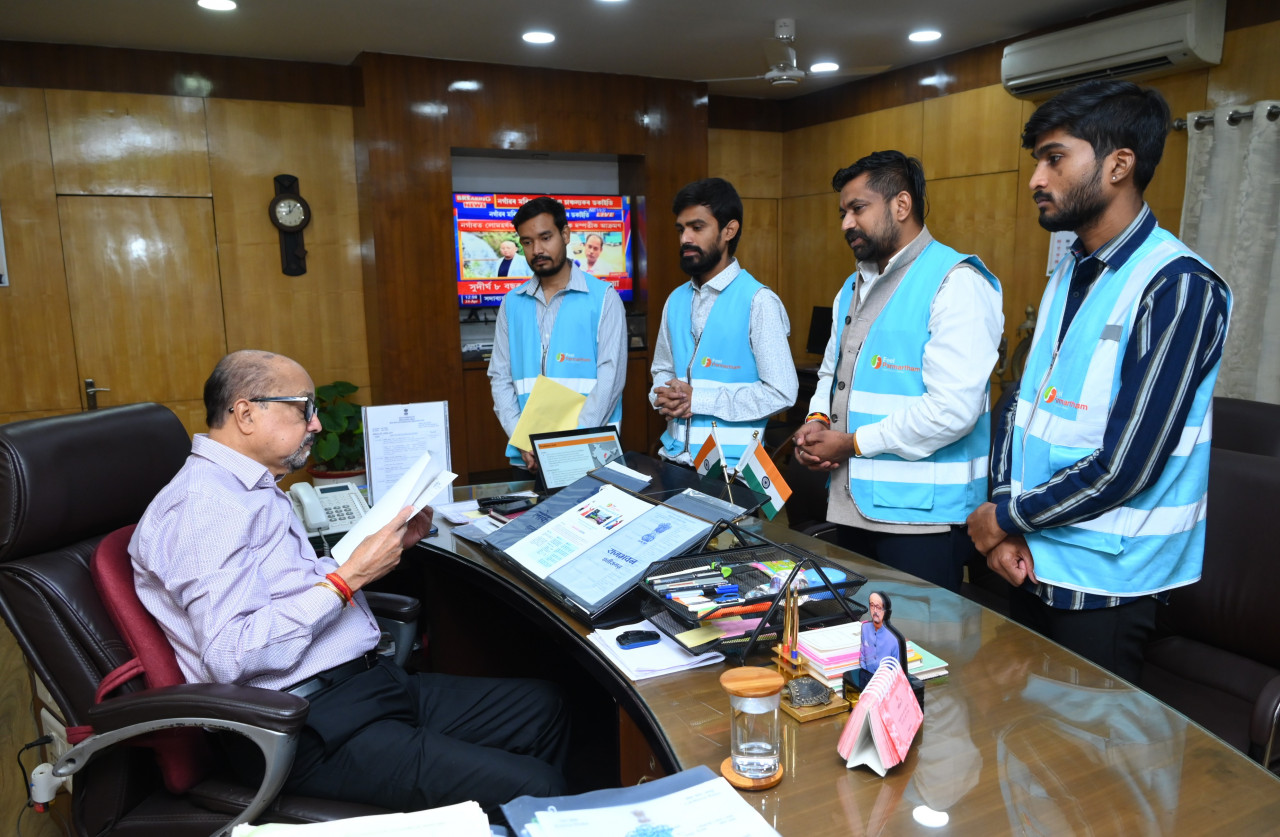  राज्यपाल डेका से फिल परमार्थ आश्रम के संस्थापक ने की भेंट