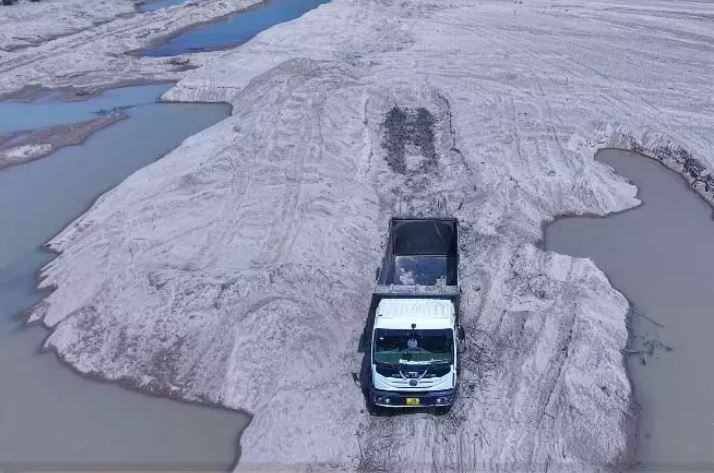 ड्रोन की मदद से कांकेर जिले में हुई बड़ी कार्रवाई, पोकलेन मशीन और हाईवा जप्त