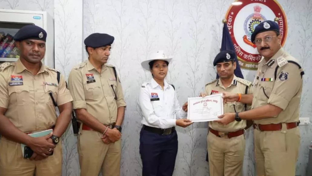 रायपुर: पुलिस कमिश्नर संजीव शुक्ला ने 40 पुलिसकर्मियों को किया सम्मानित