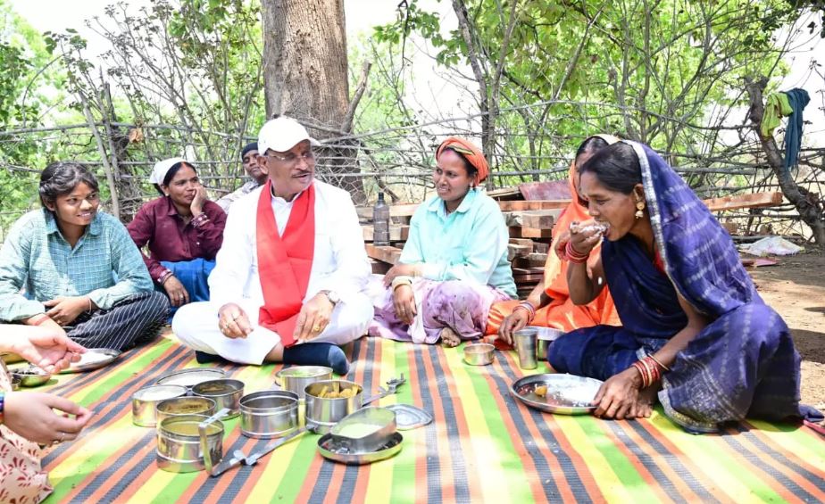 CM साय ने महिला श्रमिकों के साथ बैठकर खाया बोरे बासी और आमा चटनी