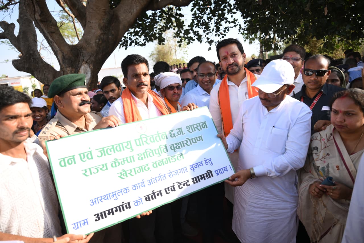 मुख्यमंत्री विष्णु देव साय ने समाज प्रमुख को सौंपा टेंट एवं बर्तन सामग्री, ग्राम आमगांव में बढ़ेगा रोजगार
