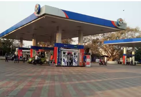मिनोचा पेट्रोल पंप पर ड्रम में डीजल-पेट्रोल की कालाबाजारी...