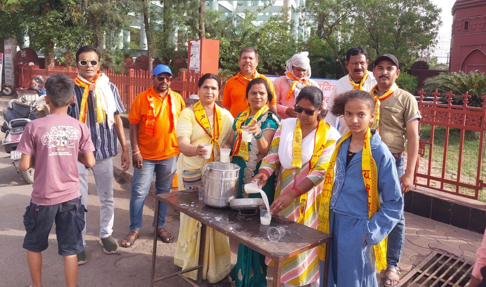 सेवा समिति और सामाजिक कल्याण संस्था ने राहगीरों को पिलाया मठा