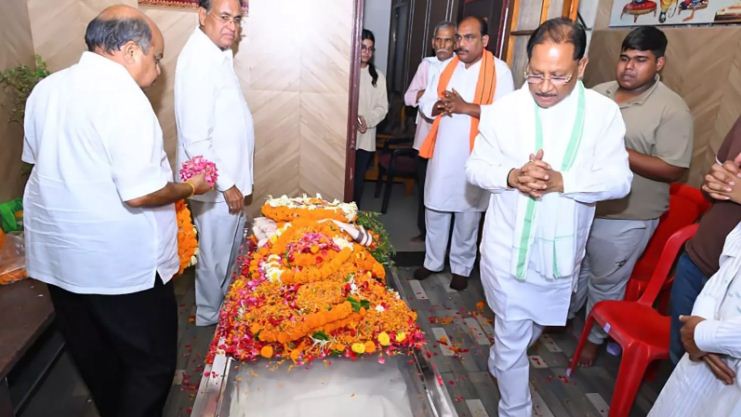 CM साय ने रूपनारायण सिन्हा के निवास पहुँचकर उन्हें श्रद्धांजलि दी