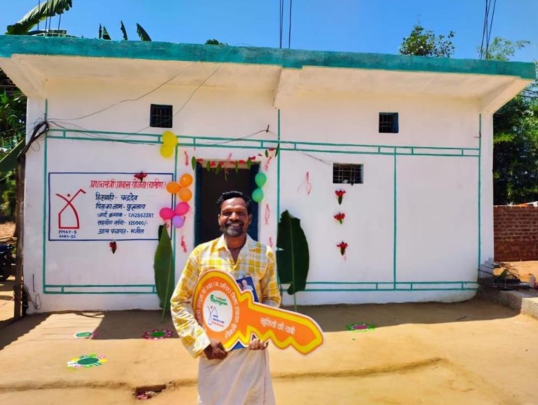  &rsquo;जब सपनों को मिला अपना पता: प्रधानमंत्री आवास योजना ने चन्द्रदेव के जीवन में भरी खुशियों की नई रोशनी&rsquo;