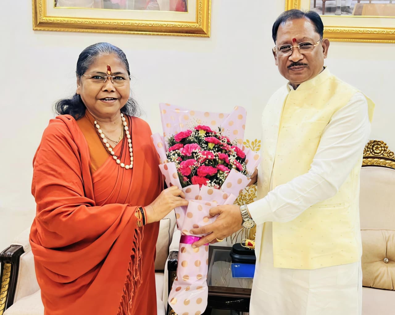  मुख्यमंत्री विष्णु देव साय से राष्ट्रीय पिछड़ा वर्ग आयोग की अध्यक्ष साध्वी निरंजन ज्योति ने की सौजन्य भेंट