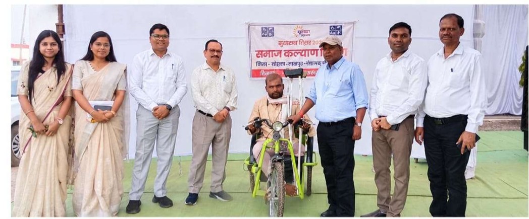 बैटरी चलित ट्राइसाइकिल बनी श्री पुरोचन के आत्मसम्मान और आत्मनिर्भरता की नई राह