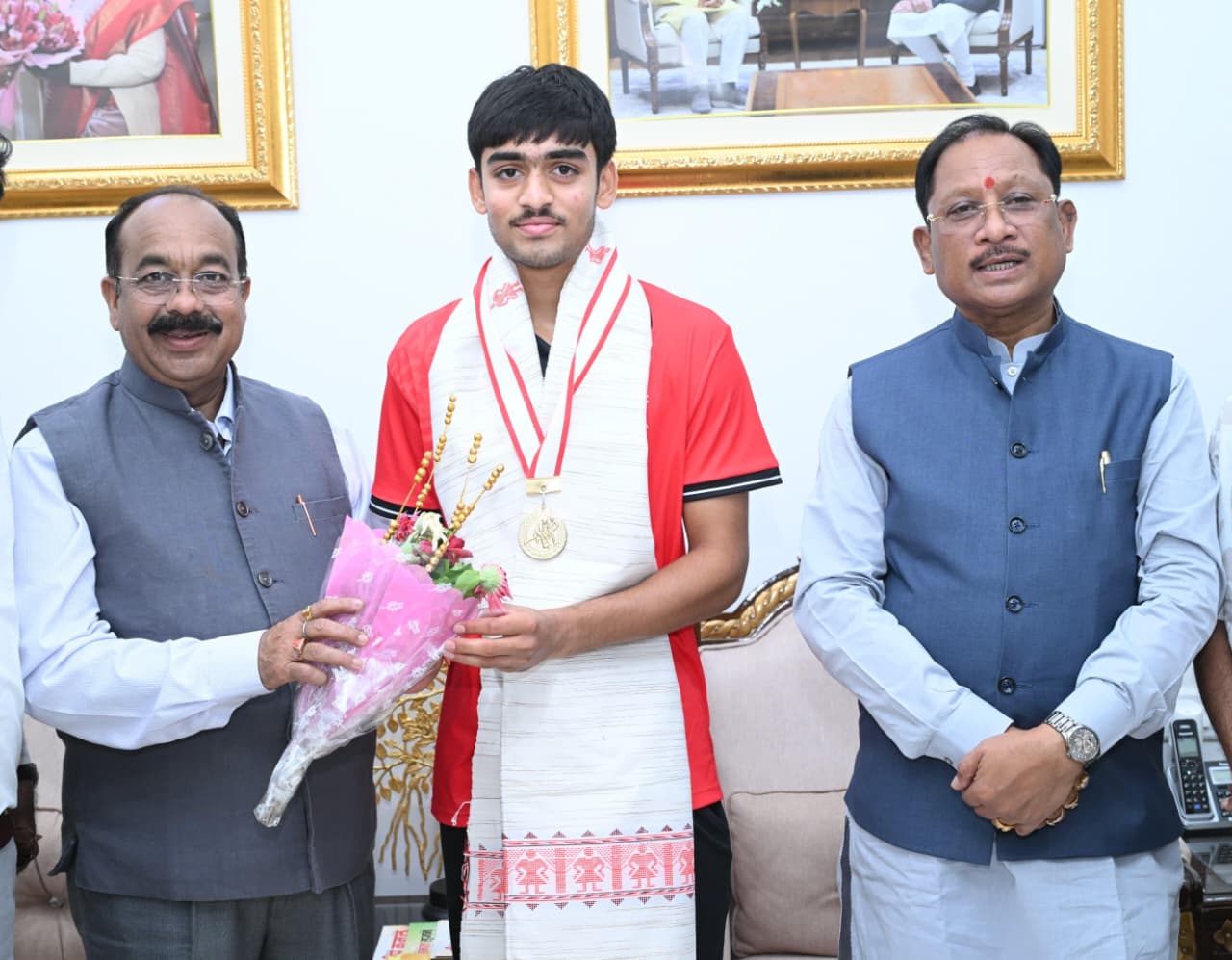 अंडर-18 एशिया कप विजेता हॉकी खिलाड़ी अवि मानिकपुरी ने मुख्यमंत्री से की भेंट