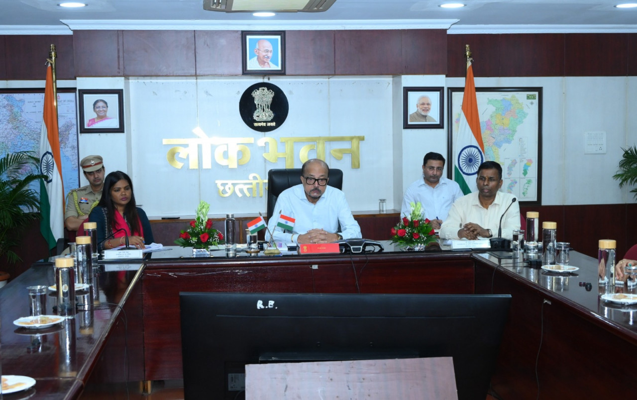  राज्यपाल  डेका ने सक्ती जिले के अधिकारियों से की चर्चा