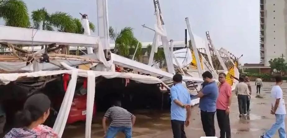 तेलीबांधा में तूफान से रेस्टोरेंट पार्किंग शेड गिरी, बाल-बाल बचे लोग