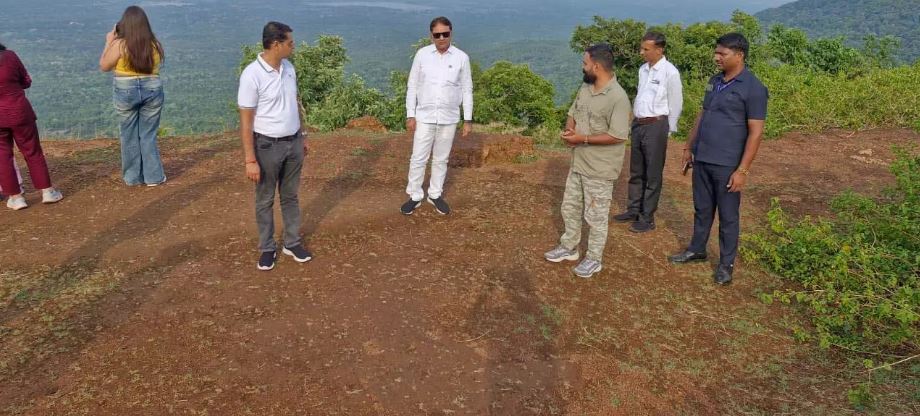 छत्तीसगढ़ पर्यटन मंडल के प्रबंध संचालक ने प्रमुख पर्यटन स्थल राजमेरगढ़ का किया दौरा