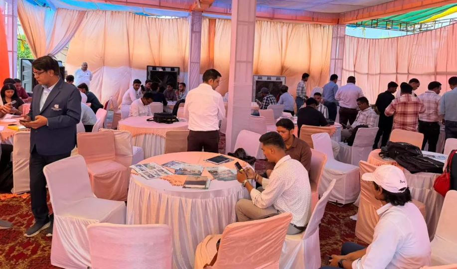 रायपुर में 'अष्टविनायक रियल्टीज़' के आवास मेले के पहले दिन उमड़ी भारी भीड़
