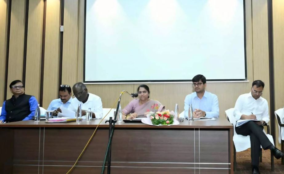 नगरीय प्रशासन विभाग की सचिव ने की रायपुर नगर निगम के कार्यों की समीक्षा