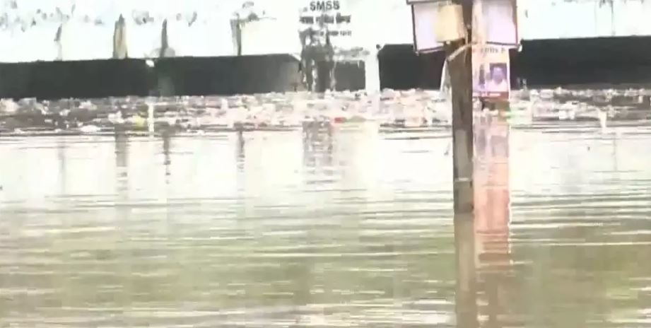 भारी बारिश के कारण शहर के कई इलाकों में जलभराव, गुढ़ियारी अंडरब्रिज का नजारा...