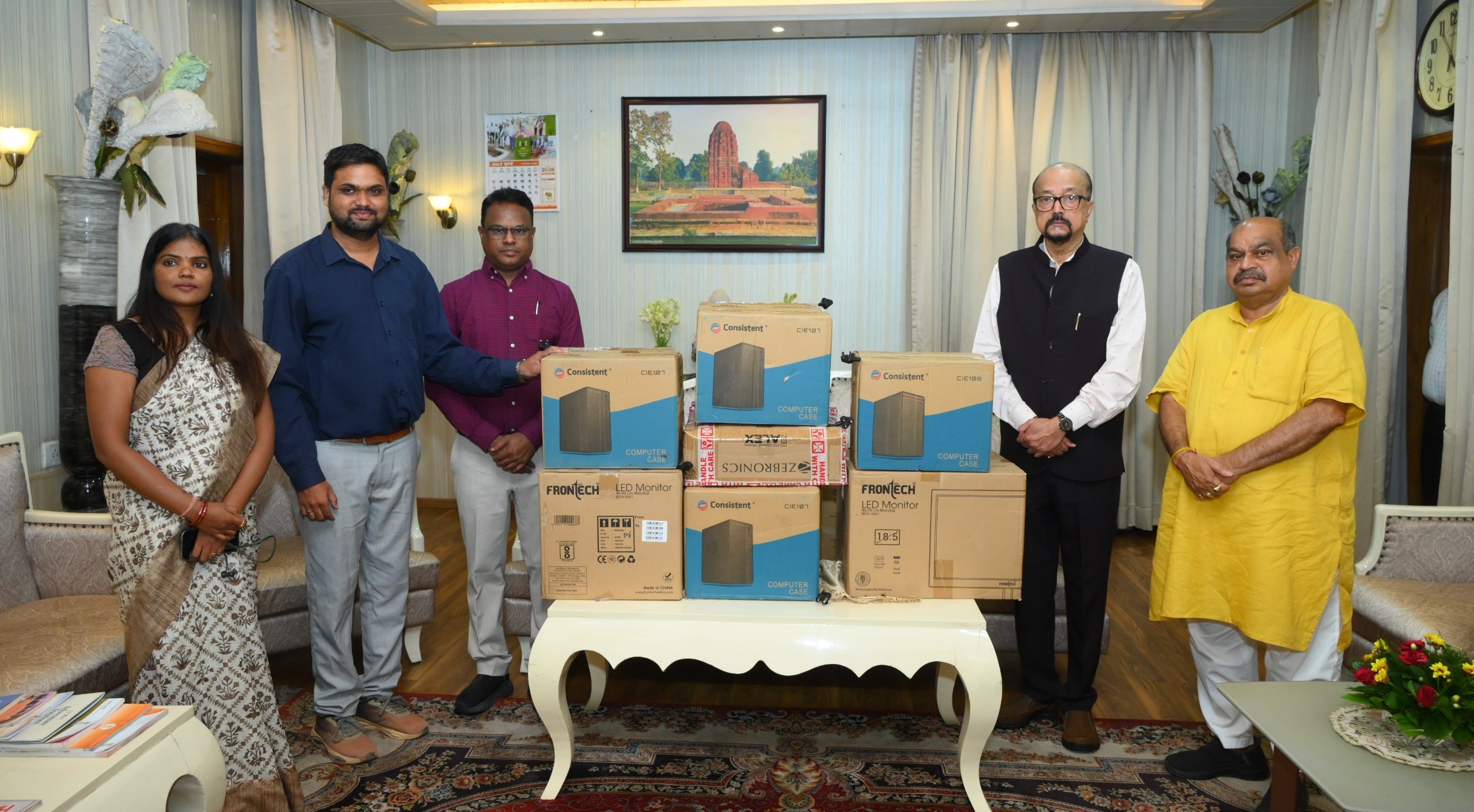 राज्यपाल ने स्वेच्छानुदान मद से स्वामी आत्मानंद स्कूल, मांझीगुडा को 10 कंप्यूटर किया प्रदत्त